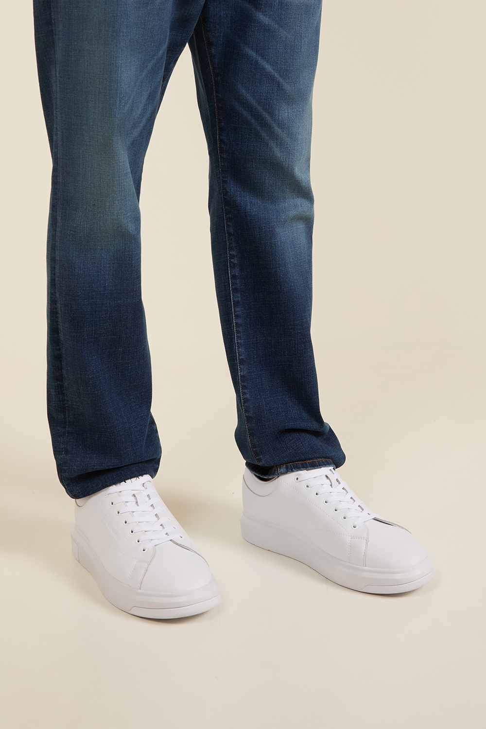 תמונת כל הלוק של נעלי סניקרס